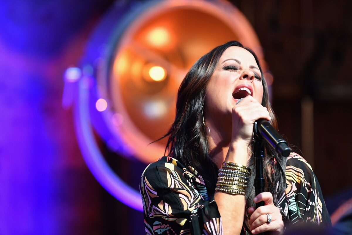 Country music singer Sara Evans to perform live in Topeka, here's when