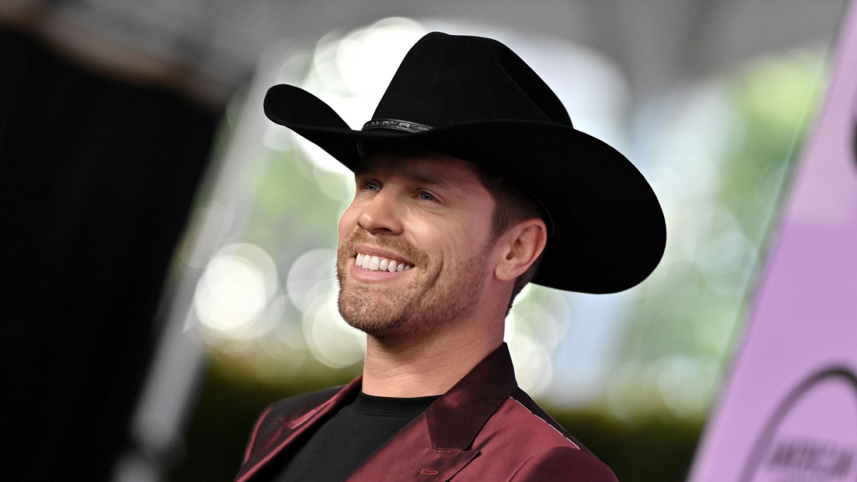 Dustin Lynch Spreads Holiday Cheer With Hometown Benefit Show And Pays It Forward In “Somethin’ That Makes You Smile” Music Video | News