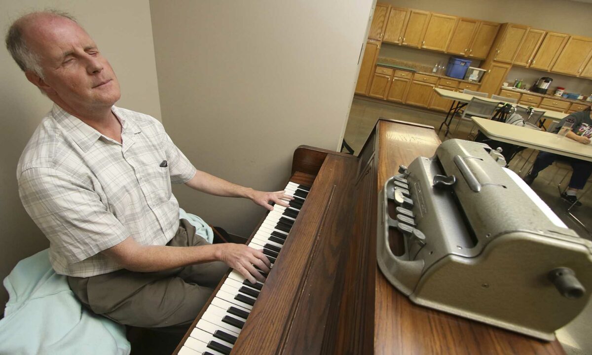 Blind piano player uplifts others through music